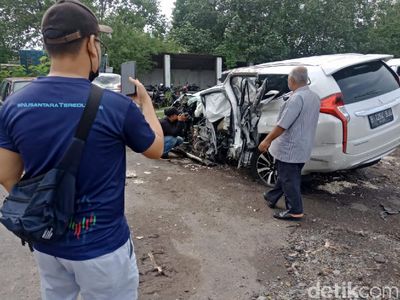 Saat Mobil Vanessa Angel Jadi Objek Foto Warga di Jombang