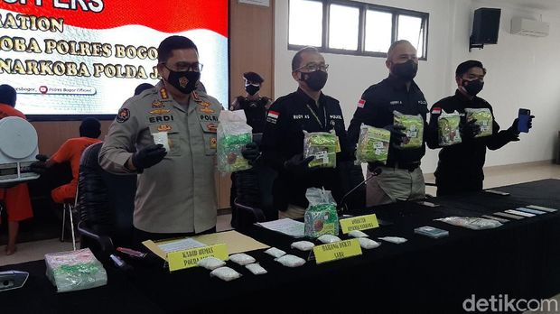 Satnarkoba Polres Bogor bekerja sama dengan Direktorat Narkoba Polda Jawa Barat mengungkap peredaran narkotika jenis sabu asal China dengan barangbukti 10, 6 Kilogram.
