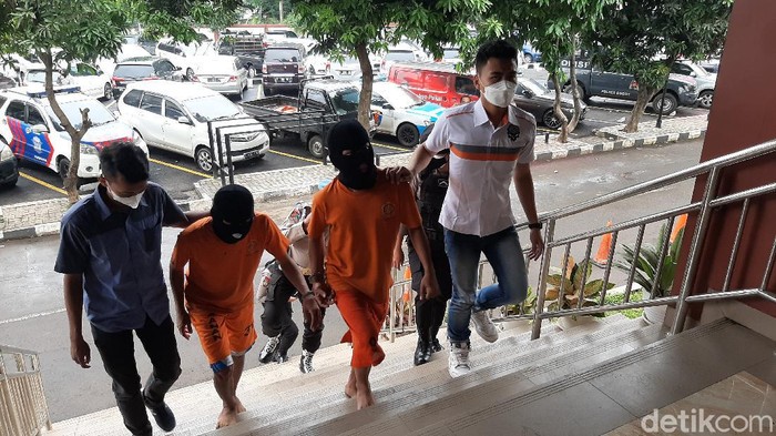 Satnarkoba Polres Bogor bekerja sama dengan Direktorat Narkoba Polda Jawa Barat mengungkap peredaran narkotika jenis sabu asal China dengan barangbukti 10, 6 Kilogram.