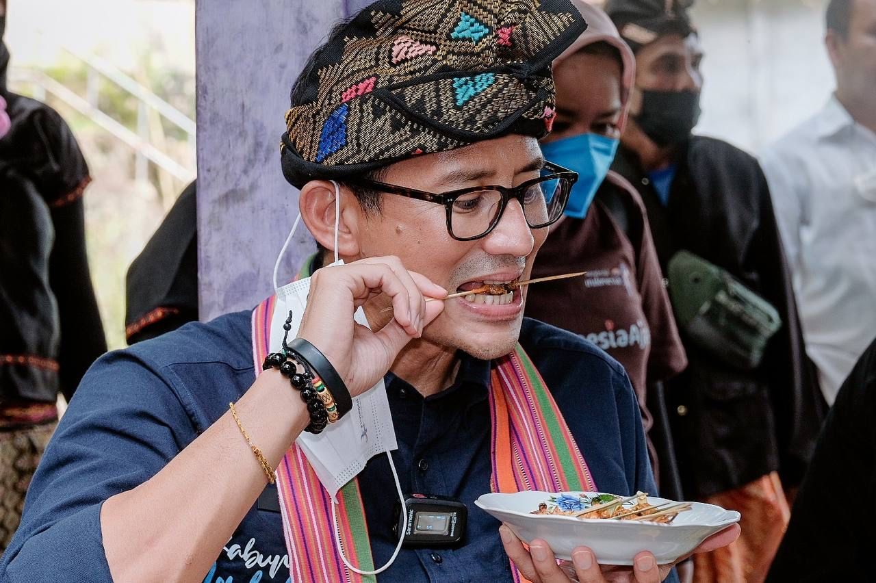 Menparekraf Sandiaga Uno saat visitasi 50 desa wisata terbaik ADWI 2021 di Desa Sesaot Kecamatan Narmada, Kabupaten Lombok Barat, Nusa Tenggara Barat, Rabu (3/11/2021)