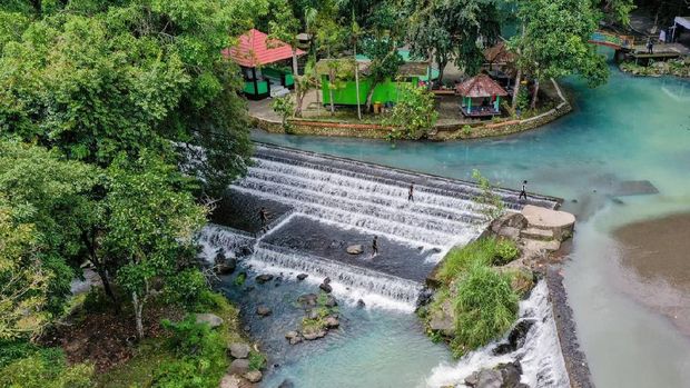 Menparekraf Sandiaga Uno saat visitasi 50 desa wisata terbaik ADWI 2021 di Desa Sesaot Kecamatan Narmada, Kabupaten Lombok Barat, Nusa Tenggara Barat, Rabu (3/11/2021)