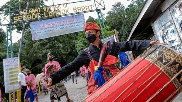 Menparekraf Sandiaga Uno saat visitasi 50 desa wisata terbaik ADWI 2021 di Desa Sesaot Kecamatan Narmada, Kabupaten Lombok Barat, Nusa Tenggara Barat, Rabu (3/11/2021)