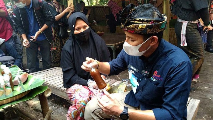 Menteri Pariwisata dan Ekonomi Kreatif Sandiaga Uno mengunjungi Desa Wisata Bonjeruk, NTB. Di sini dia menemukan perajin jamu dengan alat tradisional.