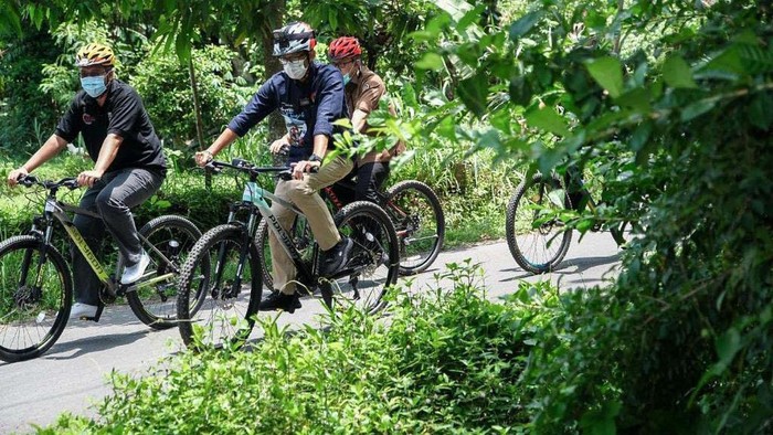 Sandiaga Kunjungi Desa Wisata Bonjeruk Menteri Pariwisata dan Ekonomi Kreatif Sandiaga Uno mengunjungi Desa Wisata Bonjeruk, NTB. Di sini dia menemukan perajin jamu dengan alat tradisional.