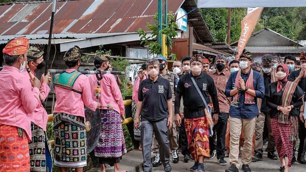 Menteri Pariwisata dan Ekonomi Kreatif Sandiaga Salahuddin Uno mengunjungi Desa Wisata Bonjeruk, Kecamatan Jonggat, Kabupaten Lombok Tengah, Nusa Tenggara Barat.