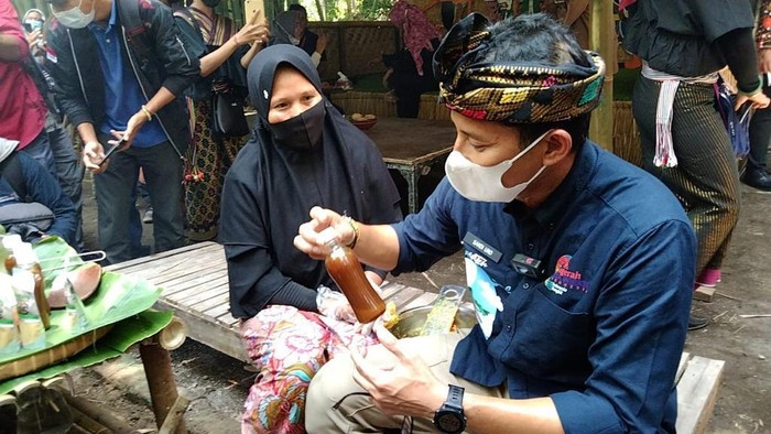 Sandiaga Uno di Desa Wisata Bonjeruk, Lombok.