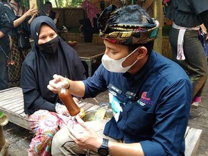 Kala Sandiaga Bertemu Mbok Jamu Tradisional di Lombok