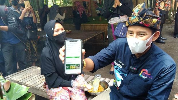 Sandiaga Uno di Desa Wisata Bonjeruk, Lombok.