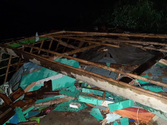 Sebuah rumah di Bandung tertimbun longsor, 4 orang terluka