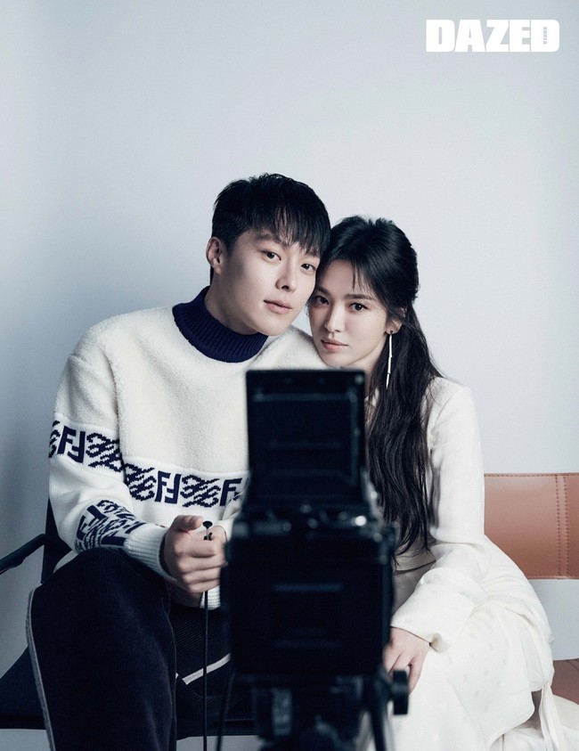 Drama Korea Now We Are Breaking Up akan menggambarkan kisah cinta dan putus cinta. Song Hye Kyo berperan sebagai ketua tim desain sebuah brand fashion, sementara Jang Ki Yong menjadi fotografer freelance. Foto: dok. Dazed Korea