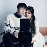 Drama Korea Now We Are Breaking Up akan menggambarkan kisah cinta dan putus cinta. Song Hye Kyo berperan sebagai ketua tim desain sebuah brand fashion, sementara Jang Ki Yong menjadi fotografer freelance. Foto: dok. Dazed Korea