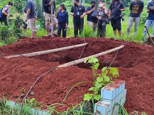 Suasana di TPU Makam Islam Malaka Jelang Pemakaman Vanessa Angel-Bibi