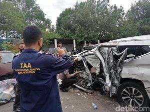 Tim TAA Periksa Mobil Vanessa Angel di Kantor Satlantas Polres Jombang