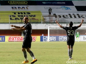 Jalan Persib ke Puncak Klasemen Liga 1: Persiapan Minim, Diprotes Bobotoh