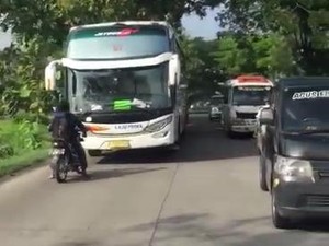 Viral Aksi Pemotor Hadang Bus di Sragen