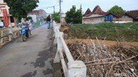 Kades Kesambi, Mokhamad Masri mengatakan tumpukan sampah di jembatan Sungai Piji Desa Kesambi sudah ada sejak dua pekan lalu. Namun setelah curah hujan tinggi, tumpukan sampah tersebut semakin parah.