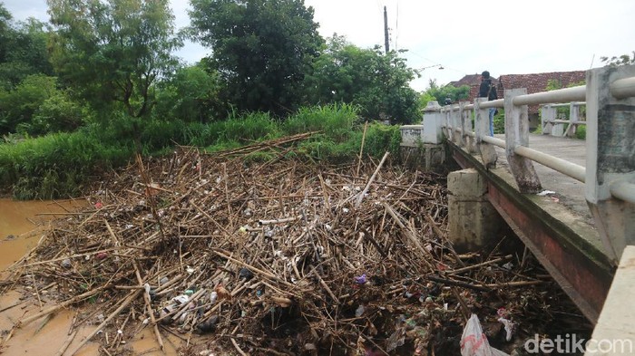 Tumpukan Sampah Penuhi Sungai Piji Kudus Tumpukan Sampah Penuhi Sungai Piji Kudus