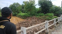 Masri menambahkan pemerintah desa juga berkoordinasi terkait dengan pembersihan sampah tersebut. Masri mengaku kondisi tumpukan sampah tersebut terjadi setiap tahunnya. Terutama saat musim penghujan. Namun hingga kini belum ada solusi dari pemerintah daerah.