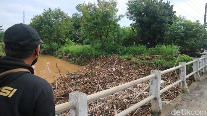 Tumpukan Sampah Penuhi Sungai Piji Kudus Tumpukan Sampah Penuhi Sungai Piji Kudus