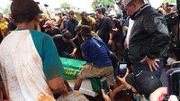 Tepat pukul 09.00 WIB, setelah disalatkan di kediaman mereka,  jenazah Vanessa Angel dan suaminya Bibi Ardiansyah mulai dimakamkan.  Foto: Pingkan/detikhot