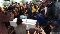 Ratusan pelayat tampak menghadiri pemakaman Vanessa Angel dan Bibi Ardiansyah. Foto: Pingkan/detikhot