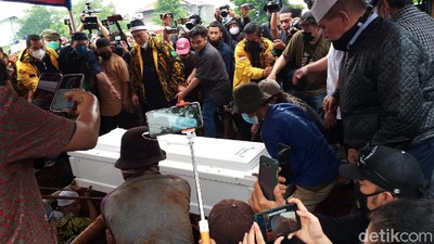Tangisan Keluarga Iringi Pemakaman Vanessa Angel dan Suami
