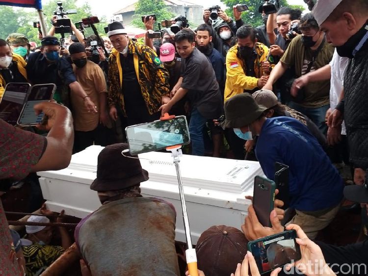 Tangisan Keluarga Iringi Pemakaman Vanessa Angel dan Suami