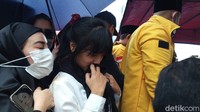 Isak tangis dari keluarga mewarnai sepanjang pemakaman Vanessa Angel dan Bibi Ardiansyah saat peti mulai dimasukkan ke dalam liang lahad. Foto: Pingkan/detikhot