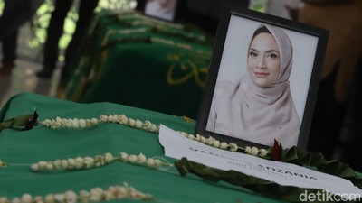 Detik-detik Vanessa Angel dan Bibi Dimakamkan