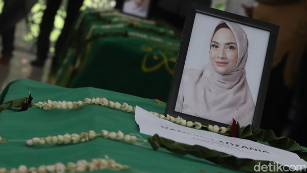 Detik-detik Vanessa Angel dan Bibi Dimakamkan