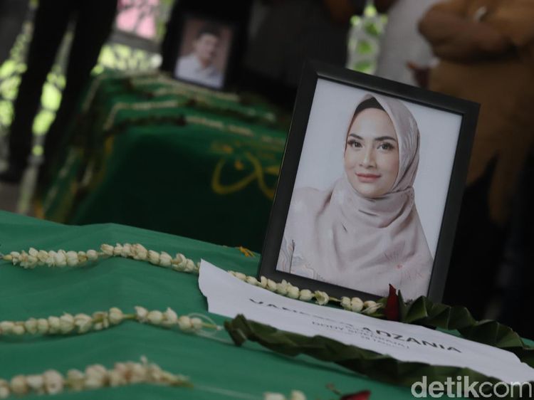 Detik-detik Vanessa Angel dan Bibi Dimakamkan