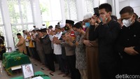 Jenazah Vanessa Angel dan Bibi Ardiansyah disalatkan. Foto: Palevi/detikhot