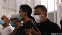 Keluarga Vanessa Angel dan Bibi Ardiansyah tak kuasa menahan sedih. Foto: Palevi/detikhot