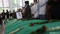 Jenazah Vanessa Angel dan Bibi Ardiansyah disalatkan memakai peti. Foto: Palevi/detikhot
