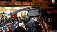 Kedua jenazah dibawa dalam mobil ambulans terpisah. Foto: Febri/detikHOT