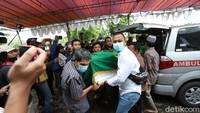 Jenazah Vanessa Angel dan Bibi Ardiansyah menjelang dimakamkan. Foto: Palevi/detikhot