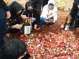 Tangis Keluarga Pecah saat Tabur Bunga di Makam Vanessa Angel dan Suami