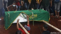 Proses diturunkannya jenazah. Foto: Palevi/detikhot