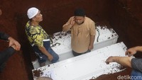 Peti jenazah Vanessa Angel dan Bibi Ardiansyah di dalam satu liang lahad. Foto: Palevi/detikhot