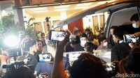 Di dalam rumah duka, pelayat juga sudah banyak yang hadir dan langsung membacakan lantunan surat Yasin di depan peti jenazah. Foto: Febri/detikHOT