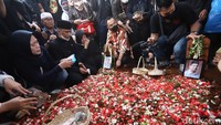Vanessa Angel dan Bibi Ardiansyah dimakamkan di dalam satu liang lahad. Foto: Palevi/detikhot