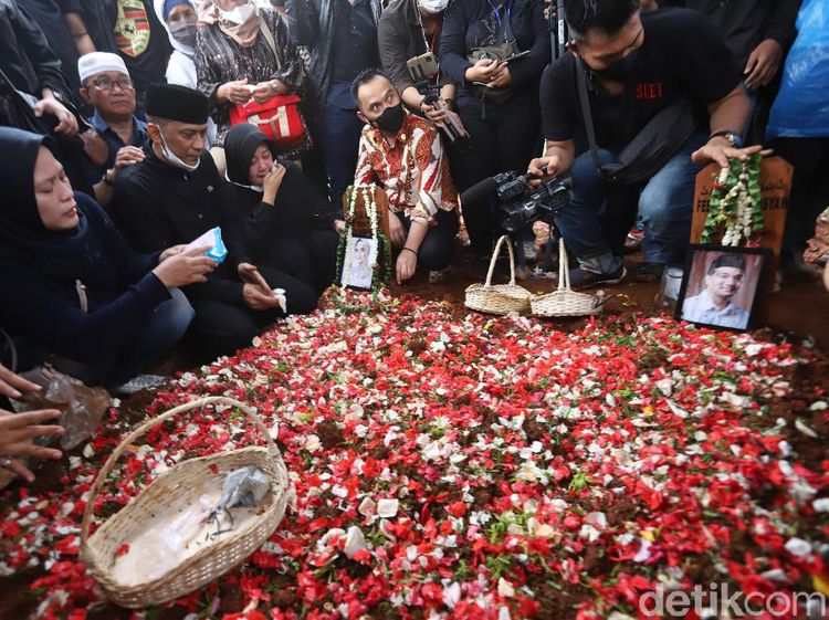 Vanessa Angel dan Bibi Berdampingan dalam Keabadian