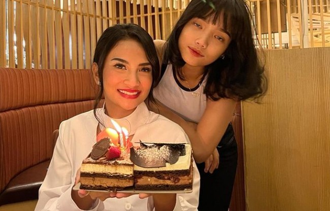 Sebelum meninggal dunia, Vanessa Angel juga sempat merayakan ulang tahun Fuji yang merupakan adik kandung Bibi Andriansyah. Unggahan terakhirnya di Instagram pun tentang ulang tahun Fuji. “da bisa tebak cita2 nya @fuji_an pingin jadi apa? Yang bener aku transferin 200 ribu 😘😘 jangan lupa follow dia yaa biar seneng wkwk #happybday,” tulis Vanessa di unggahan terakhirnya 24 jam sebelum meninggal dunia. Foto: Instagram