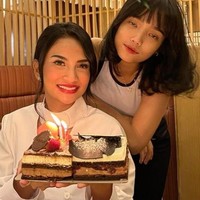 Sebelum meninggal dunia, Vanessa Angel juga sempat merayakan ulang tahun Fuji yang merupakan adik kandung Bibi Andriansyah. Unggahan terakhirnya di Instagram pun tentang ulang tahun Fuji. “da bisa tebak cita2 nya @fuji_an pingin jadi apa? Yang bener aku transferin 200 ribu 😘😘 jangan lupa follow dia yaa biar seneng wkwk #happybday,” tulis Vanessa di unggahan terakhirnya 24 jam sebelum meninggal dunia. Foto: Instagram