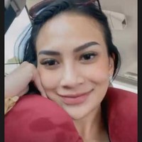 Vanessa Angel sempat memvideokan dirinya saat berada dalam mobil yang membuatnya meninggal dunia dalam kecelakaan. Vanessa tampak tersenyum bahagia memperlihatkan momen dirinya duduk di belakang pengemudi, sementara anaknya Gala berada di sebelahnya bersama pengasuh anaknya.  Foto: Instagram