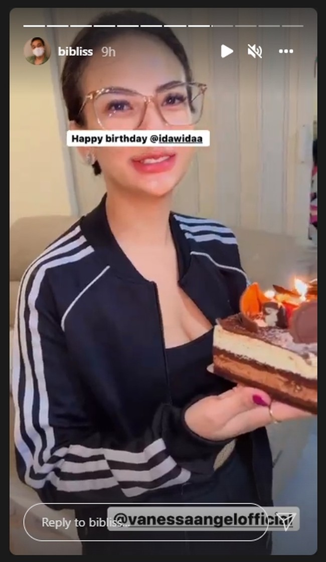 Momen 24 jam terakhir Vanessa Angel sebelum meninggal dunia berikutnya yang mengharukan adalah dia menghabiskan waktu untuk memberikan kejutan ulang tahun pada salah satu asisten rumah tangganya. Hal itu terlihat dalam unggahan Instagram Bibi. Vanessa tampak membawa kue ulang tahun dengan lilin yang menyala dan meminta sang asisten rumah tangga meniup lilin tersebut. Foto: Instagram