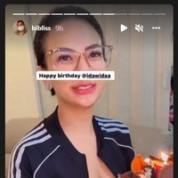 Momen 24 jam terakhir Vanessa Angel sebelum meninggal dunia berikutnya yang mengharukan adalah dia menghabiskan waktu untuk memberikan kejutan ulang tahun pada salah satu asisten rumah tangganya. Hal itu terlihat dalam unggahan Instagram Bibi. Vanessa tampak membawa kue ulang tahun dengan lilin yang menyala dan meminta sang asisten rumah tangga meniup lilin tersebut. Foto: Instagram