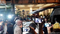 Saat peti jenazah diturungkan dari ambulans tangis keluarga pecah. Ada yang menangis histeris. Foto: Febri/detikHOT