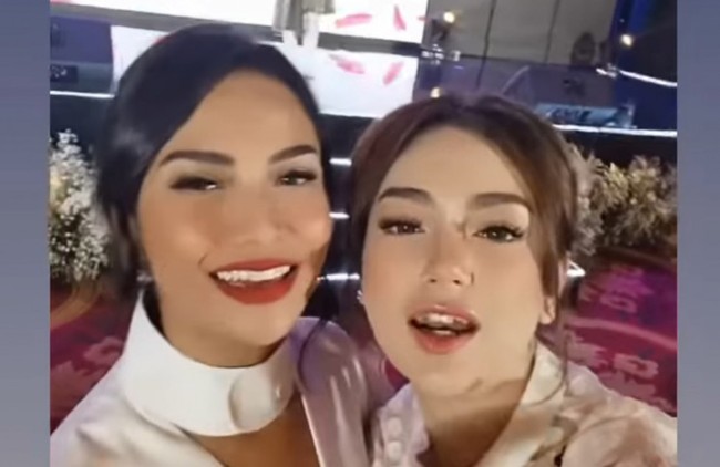 Saat menghadiri acara MS Glow, Vanessa Angel sempat berfoto bersama sejumlah selebriti lain yang juga hadir. Salah satunya dengan artis Celine Evangelista. Foto: Instagram