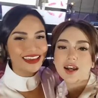Saat menghadiri acara MS Glow, Vanessa Angel sempat berfoto bersama sejumlah selebriti lain yang juga hadir. Salah satunya dengan artis Celine Evangelista. Foto: Instagram